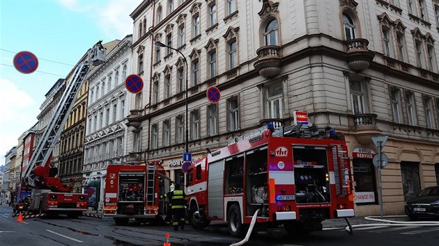 V centru Prahy zasahovali hasii u poru v podkrovnm byt (4. nora 2018).