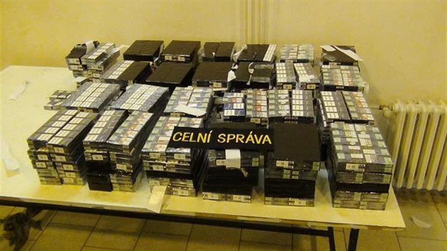 Celníci rozbili na jihu Moravy obří nelegální výrobnu cigaret, zadrželi 20 lidí
