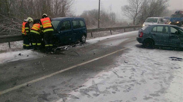 V Mikulov hasii eili dopoledne hned dv nehody. Srku dvou osobnch aut a zapadl automobil.