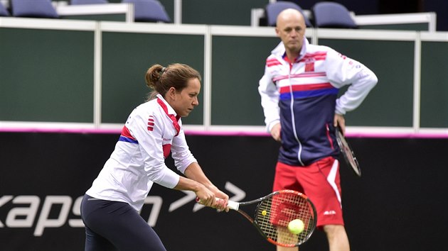 esk tenistka Barbora Strcov bhem trninku ped 1. kolem Fed Cupu. V pozad nehrajc kapitn Petr Pla.