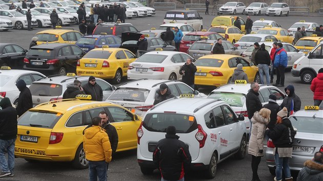 Taxikáři protestují proti alternativním přepravním službám (9. února 2018).