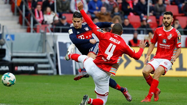 James Rodrguez zvil ranou z voleje veden Bayernu nad Mohu na 2:0.