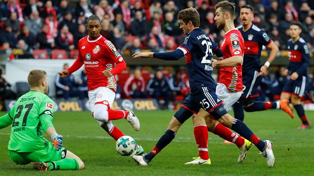 Brank Robin Zentner (Mohu) spn zasahuje proti steleckmu pokusu Thomase Mllera z Bayernu.