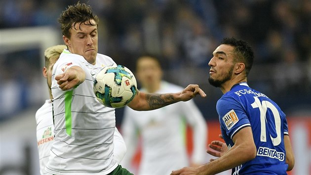 Max Kruse (vlevo) zadil svou branku v 79. minut vyrovnn Brm na hiti Schalke na 1:1.