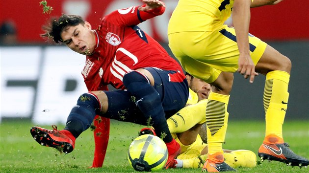 Luiz Araujo z Lille (vlevo) bojuje proti pesile hr PSG.