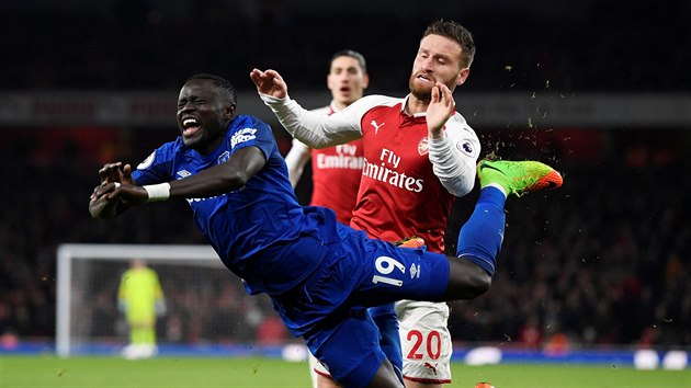 Oumar Niasse (Everton) pad ped Shkodranem Mustafim (Arsenal)