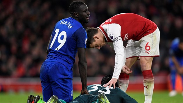 Kapitn Arsenalu Laurent Koscielny zjiuje stav lecho Petra echa v duelu s Evertonem.