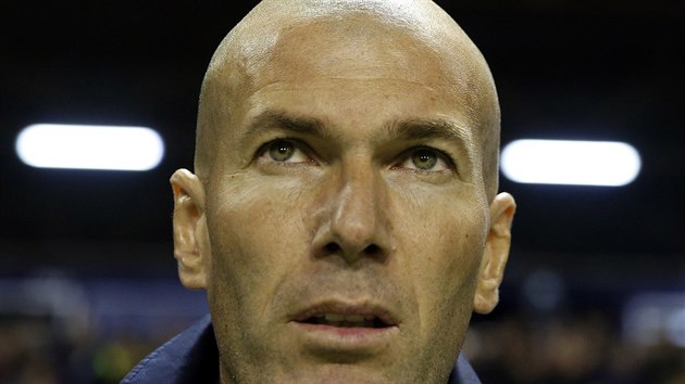 Zinedine Zidane v oekvn ped zpasem Realu Madrid a Levante