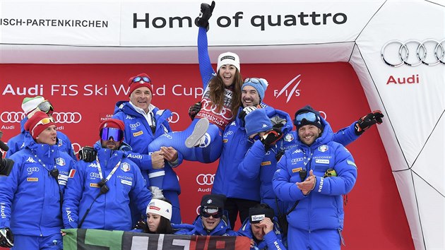 Italsk tm slav druh msto Sofie Goggiaov (uprosted) ve sjezdu v Garmisch-Partenkirchenu .