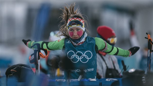 Bloruska Darja Domraevov si podmnky na olympijsk trati vyzkouela se srdky na tvch.