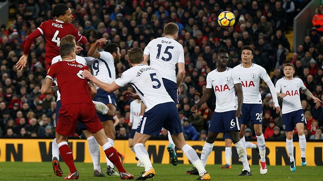 Virgil van Dijk z Liverpoolu (s slem 4) vyskoil nejve a hlavikuje na branku Tottenhamu.