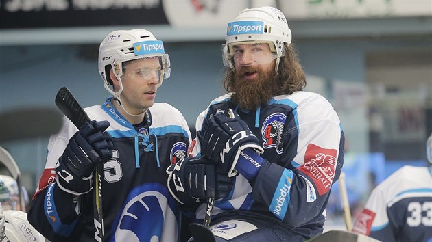 Plzet hokejist Ryan Hollweg (vlevo) a Nicholas Jones rozmlouvaj na stdace.