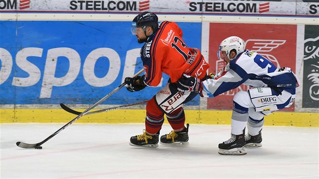 Vtkovick bek Marek Hrbas si kryje puk ped Petrem Holkem (vpravo) z Brna v utkn 48. kola hokejov extraligy.