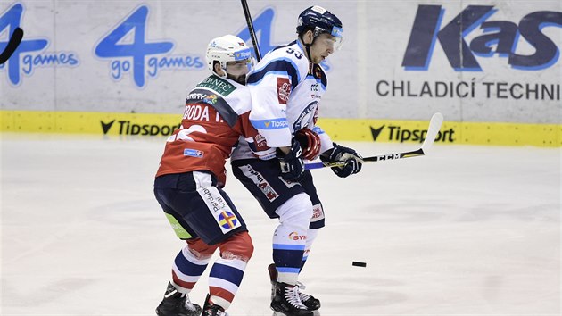 Tom Svoboda z Pardubic (vlevo) napad Jaroslava Vlacha z Liberce v zpase 48. kola hokejov extraligy.