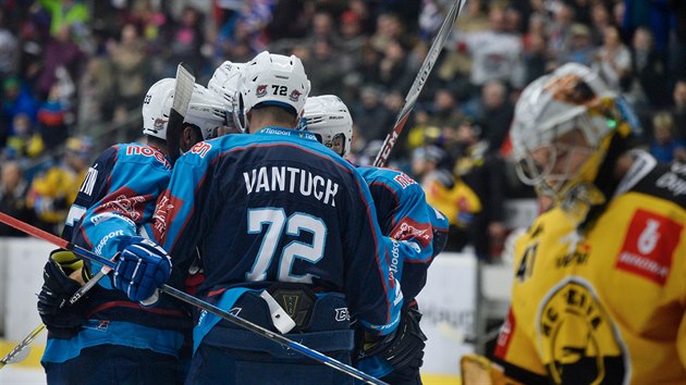 Chomutovský Lukáš Vantuch (uprostřed v modrém) slaví svůj gól do sítě Litvínova ve 48. kole hokejové extraligy.