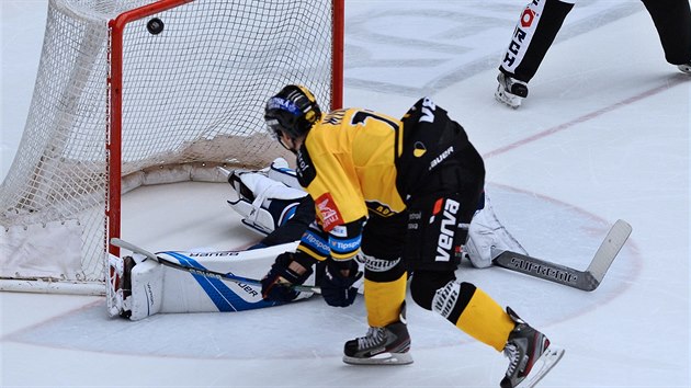 Litvínovský útočník Juraj Mikúš (ve žlutém) překonává ve 48. kole hokejové extraligy chomutovského gólmana Štěpána Lukeše. Proměněným samostatným nájezdem pomohl svému týmu k výhře 4:3.
