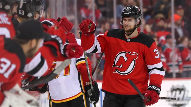 Pavel Zacha oslavuje gl se svmi spoluhri z New Jersey Devils.