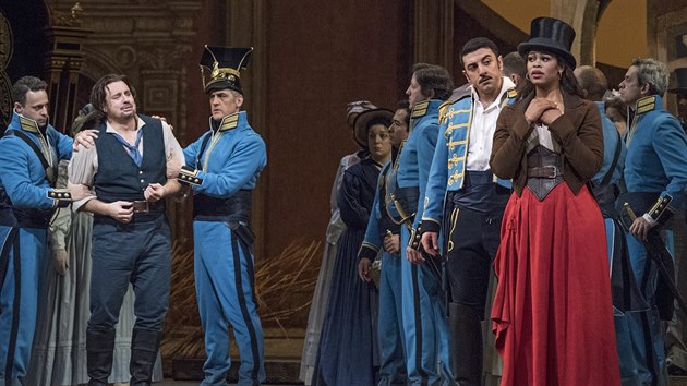 Scéna z Donizettiho Nápoje lásky v newyorské Metropolitní opeře