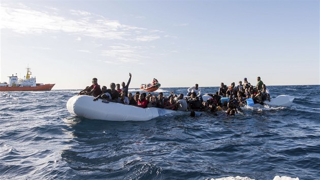 Zchrana migrant ve Stedozemn moi. Na snmku zasahuje italsk poben str (27. ledna 2018)