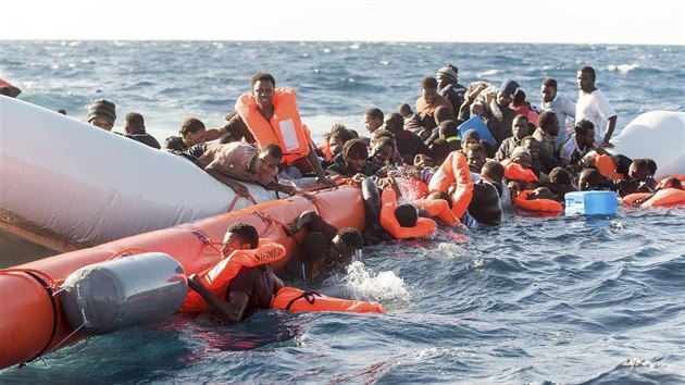 Záchrana migrantů ve Středozemní moři. Na snímku zasahuje italská pobřežní stráž (27. ledna 2018)