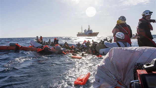Zchrana migrant ve Stedozemn moi. Na snmku zasahuje italsk poben str (27. ledna 2018)