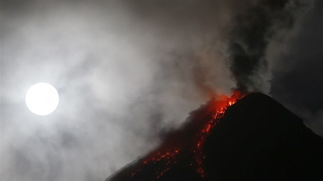 Superúplněk na Filipínách zahalil vulkán Mayon do oblak dýmu a popela (31. ledna 2018).