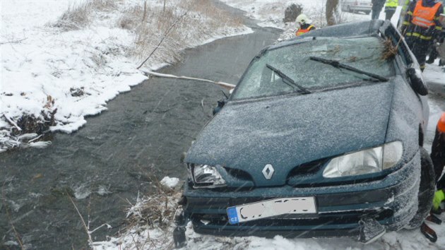 Automobil Renault Laguna skonil v Odrch-Klokovku na stee v koryt potoka (7. nora 2018).