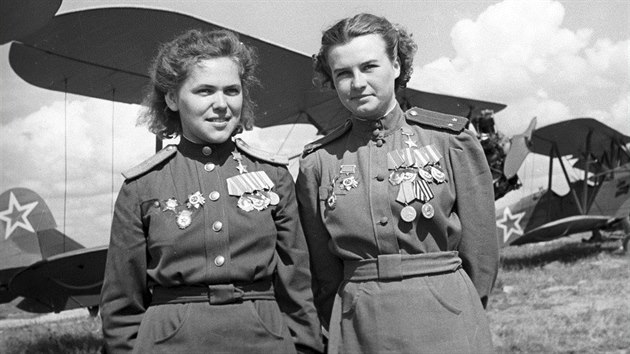 Hrdinky. Rufina Gaevov a Natalie Meklinov patily do bombardovacho regimentu Raskov.