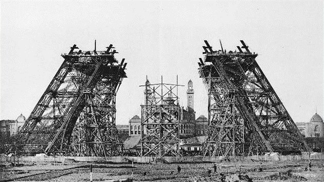 Ne, to není rozebírání Eiffelovy věže, aby se mohla prodat do šrotu, jak Lustig sliboval důvěřivým podnikatelům. Takhle pařížský skvost vznikal, foto je ze 7. prosince 1887.