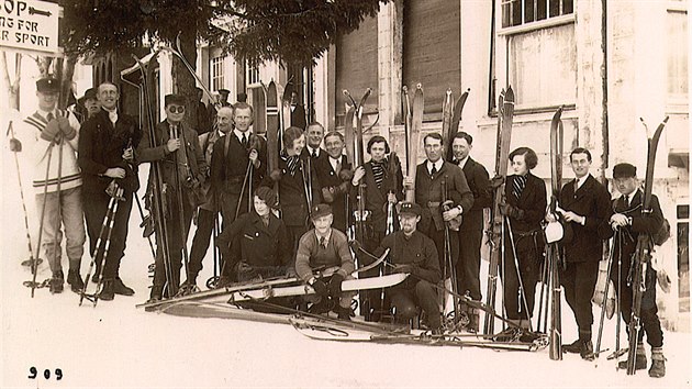 Historičtí účastníci závodu Inferno Rennen. Fotografie byla pořízena pravděpodobně v roce 1928, tedy během úplně prvního ročníku. Tehdy se chodilo na start pěšky s lyžemi na ramenou.