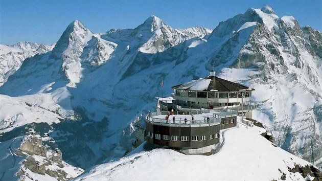 Restaurace Piz Gloria na vrcholu Schilthornu. V pozadí Eiger, Mönch a Jungfrau