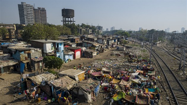 Přespání ve slumu má turistům umožnit bližší poznání skutečného života obyvatel Indie.