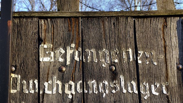 Vstupní vrata Rotundy s původním německým nápisem
