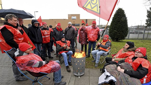 Zaměstnanci německých průmyslových podniků stávkují za vyšší platy a změny pracovní doby.