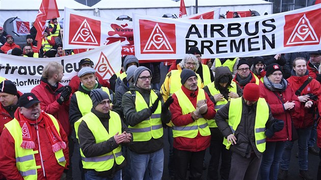 Zaměstnanci německých průmyslových podniků stávkují za vyšší platy a změny pracovní doby.