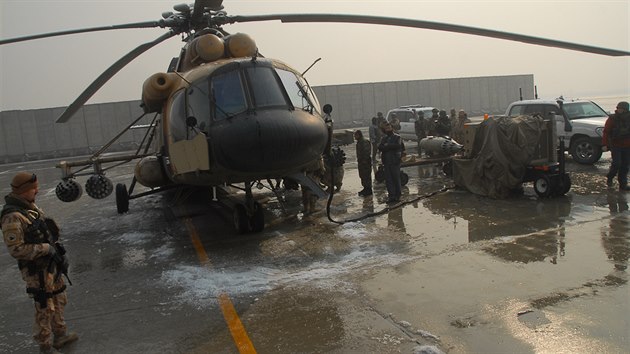 Afghánští technici na kábulském letišti nacvičují vyzbrojení vrtulníku Mi-17 pod dohledem českých a slovenských instruktorů.
