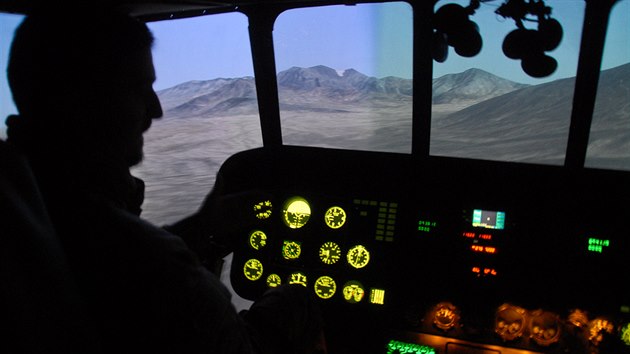 Vrtulnkov simultor na kbulskm letiti, kter vyuvaj et specialist k vcviku afghnskch letc