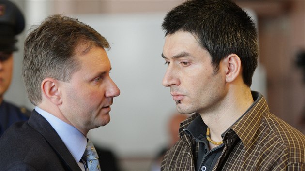 Ob�alovan� Robert Neff Nov�k (vpravo) u M�stsk�ho soudu v Praze (z��� 2008)