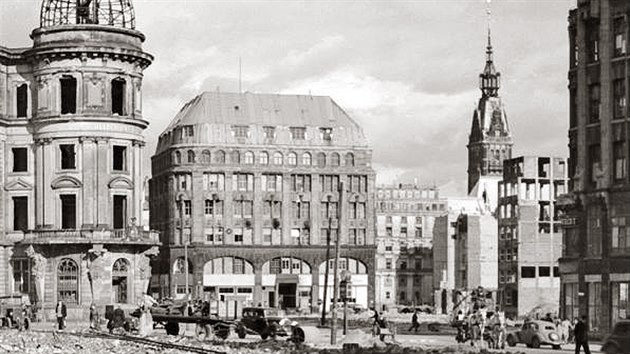 Bval sdlo gestapa Stadthfen (vlevo) ve vybombardovanm Hamburku na snmku Waltera Ldena z roku 1947