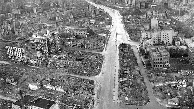 Na pelomu ervence a srpna 1943 probhla Operace Gomora - leteck tok RAF na nmeck Hamburk.