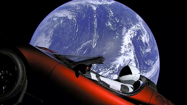 Muskův kabriolet Tesla Roadster s figurínou Starman se vznáší ve vesmírném prostoru nedaleko Země. (7. února 2018)