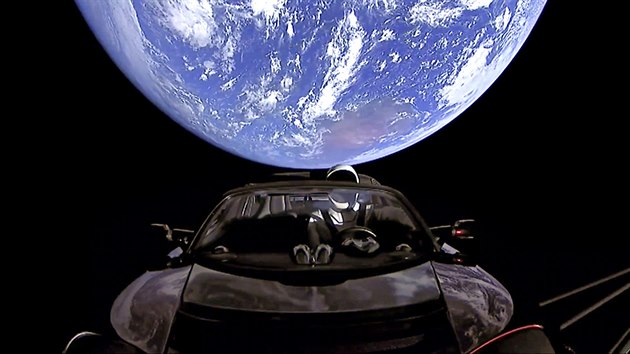 Za volant nechal Musk posadit figurnu Starmana v novm skafandru pro posdky lod Crew Dragon. Pro umocnn atmosfry se bhem startu a vzletu z kabiny rozeznla pse Space Oddity v podn Davida Bowieho)
