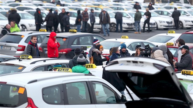 Stovky praskch taxik se sely na Strahov. Protestuj proti idim...