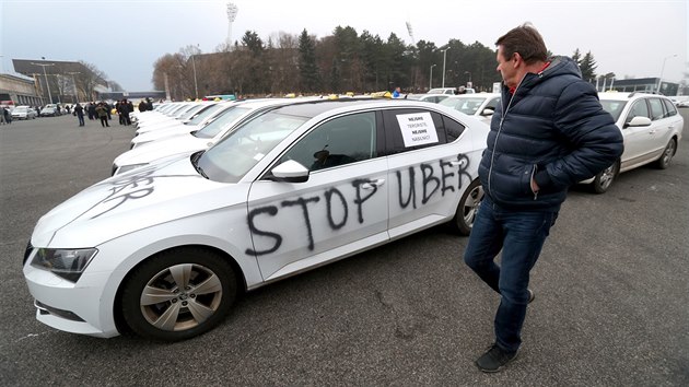 Stovky pražských taxikářů se sešly na Strahově. Protestují proti řidičům společností Uber a Taxify. (8. února 2018)