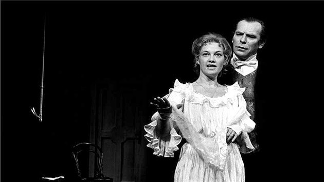 Jana Preissov a Alois vehlk ve he Slena Julie (Nrodn divadlo, 1988)