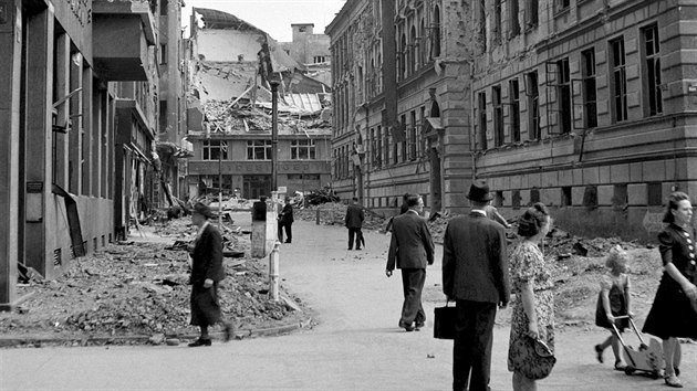 Moravská Ostrava po náletu amerických letadel. Na snímku je Reální ulice s budovou tehdejší záložny (vlevo). (4. září 1944)