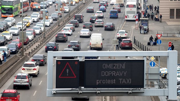 Taxikáři, pomalu projíždějící centrem Prahy, ucpali magistrálu v obou směrech. (8. února 2018)