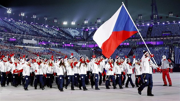 Snowboardistka Eva Samkov v ele vpravy eska pi slavnostnm zahjen...