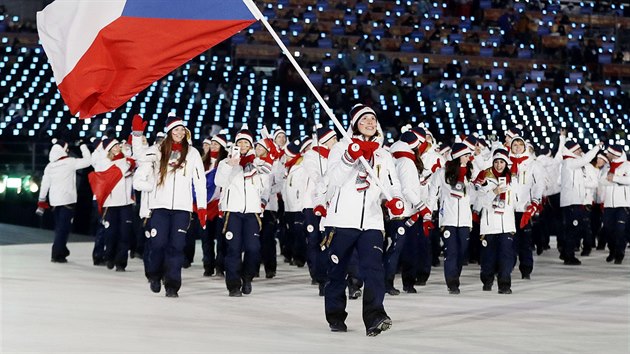 Snowboardistka Eva Samkov v ele vpravy eska pi slavnostnm zahjen zimnch olympijskch her v jihokorejskm Pchjongchangu. (9. nora 2018)