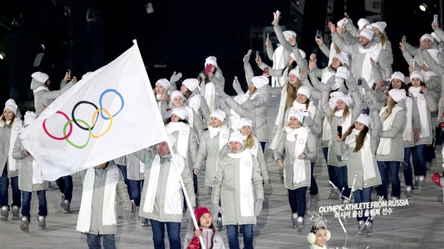 BEZ VLAJKY. Rusov startuj na olympid pod neutrln olympijskou vlajkou, svou trikoloru museli jako jeden z plonch trest za propran dopingov skandl oelet. 